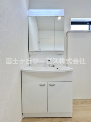 【独立洗面台】 | 浜松市中央区豊町 2期 新築一戸建て 2号棟 | 独立洗面台、小物を置くことができて便利です
