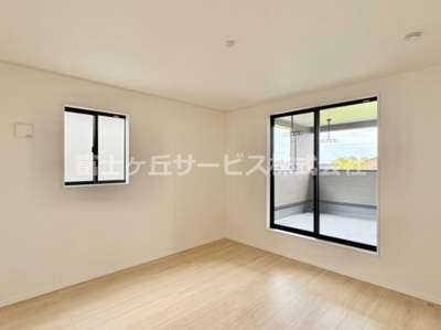 【洋室】 | 浜松市中央区豊町 2期 新築一戸建て 2号棟 | 開放的な寝室です