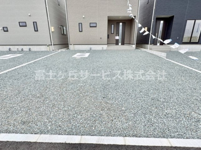 【駐車場】 | 浜松市中央区豊町 2期 新築一戸建て 2号棟 | 車をお持ちの方に嬉しい駐車場付きの物件です
