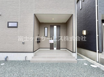 【玄関】 | 浜松市中央区豊町 2期 新築一戸建て 2号棟 | エントランスです
