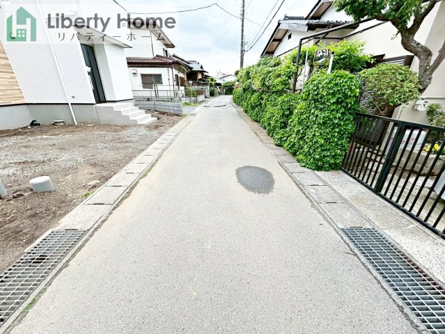 水戸市吉沢町３期　新築戸建の前面道路含む現地写真