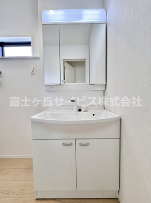 【独立洗面台】 | 浜松市中央区豊町 2期 新築一戸建て 3号棟 | 独立洗面台あり、毎朝おしゃれに忙しい女性の方におすすめです