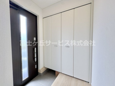 【玄関】 | 浜松市中央区豊町 2期 新築一戸建て 3号棟 | ゆったりとした玄関です