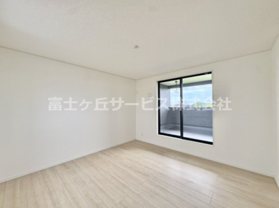 【寝室】 | 浜松市中央区豊町 2期 新築一戸建て 4号棟 | 開放的な寝室です