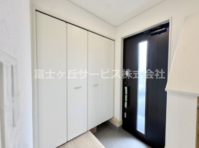 【玄関】 | 浜松市中央区豊町 2期 新築一戸建て 4号棟 | シンプルで使いやすい玄関です