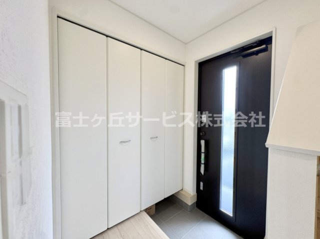 【玄関】 | 浜松市中央区豊町 2期 新築一戸建て 4号棟 | シンプルで使いやすい玄関です