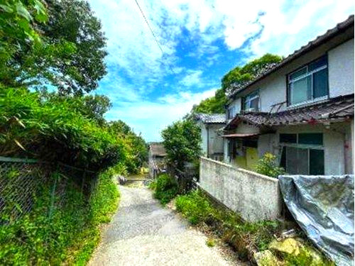 篠原字小屋場山　中古戸建の前面道路含む現地写真