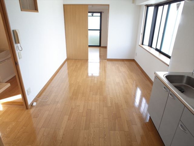 【居間・リビング】 | エメラ美苑Ⅱ | ※同建物別部屋の写真になります。