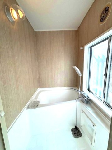 楠谷町　の浴室|浴室は窓付きタイプを採用しており、換気と採光が簡単にできます