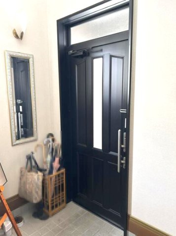 宝塚市安倉西4丁目の玄関|玄関は開放感のある吹抜け
