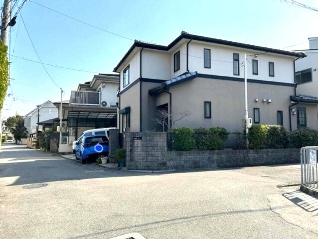 宝塚市安倉西4丁目の前面道路含む現地写真|角地の中古一戸建ては他の建物との隣接面が少ないので開放感があります
