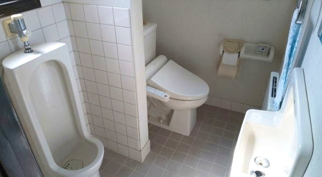 奥池町　のトイレ|窓があるトイレは、明るく換気も安心
