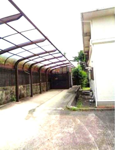 奥池町　の駐車場|車好きの方にも嬉しい車庫付邸宅　3台以上駐車可能

