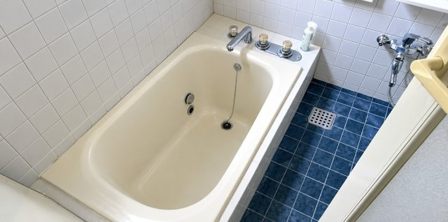 奥池町　の浴室|一日の疲れを癒してくれる場所なので、快適に過ごして頂く為にゆったりサイズのバスタブを用意しました。空気が籠らない様に小窓も設置しております。
