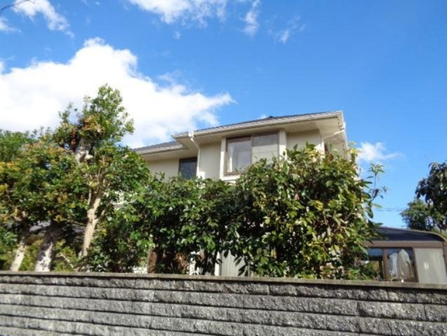奥池町　の外観|外壁が周囲の街並みと青空に生えるお洒落な仕上がり！周囲には高い建物のないエリア。青い空が大きく感じますね。
