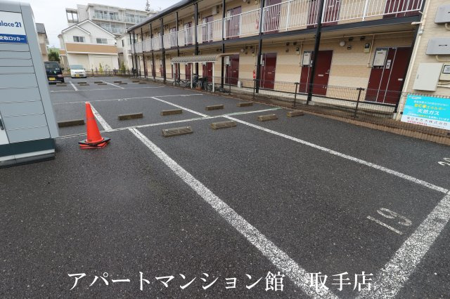 レオパレスルーチェの駐車場