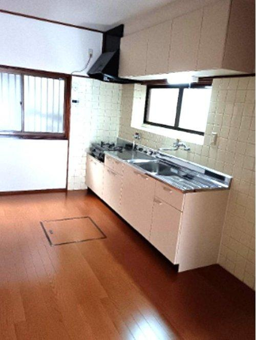 花山町2丁目のキッチン|家具のレイアウトがしやすい壁付けキッチン
