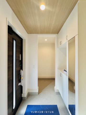 高崎市倉賀野町の玄関|シューズクローク付きの玄関は、履物の着脱もスムーズに♪