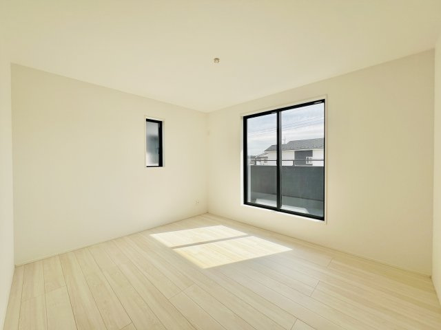 高崎市倉賀野町の洋室|7.2帖の主寝室は、大きいベッドを設置してもゆとりのある空間♪
WIC付き◎