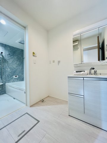 高崎市倉賀野町の独立洗面台|洗濯機や収納棚を設置してもゆとりのある空間◎