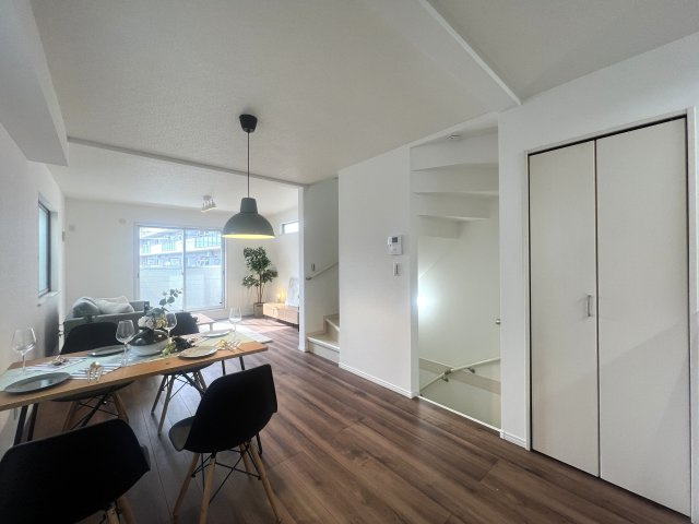 お店の集中豪雨。同じお店が近くに２店舗？？？降り出した雨は止まらない、な、【リノベ／鶴見区大東町中古戸建】の居間・リビング|おしゃれなリビングです