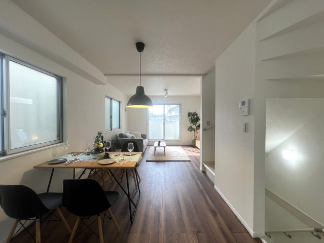 お店の集中豪雨。同じお店が近くに２店舗？？？降り出した雨は止まらない、な、【リノベ／鶴見区大東町中古戸建】の居間・リビング|ゆったりとしたリビングです