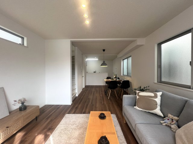 お店の集中豪雨。同じお店が近くに２店舗？？？降り出した雨は止まらない、な、【リノベ／鶴見区大東町中古戸建】の居間・リビング|ゆったりとしたリビングです