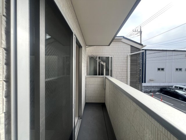 お店の集中豪雨。同じお店が近くに２店舗？？？降り出した雨は止まらない、な、【リノベ／鶴見区大東町中古戸建】のバルコニー|お洗濯にも便利なバルコニー付き