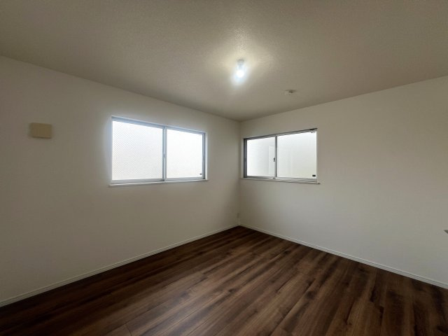 お店の集中豪雨。同じお店が近くに２店舗？？？降り出した雨は止まらない、な、【リノベ／鶴見区大東町中古戸建】の洋室|ゆったりした洋室です