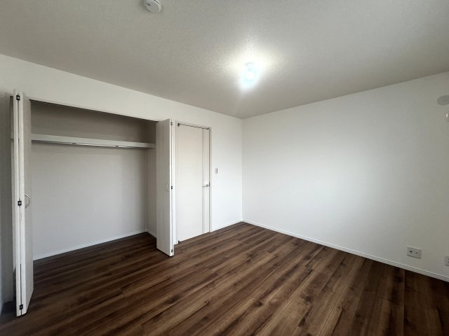 お店の集中豪雨。同じお店が近くに２店舗？？？降り出した雨は止まらない、な、【リノベ／鶴見区大東町中古戸建】の洋室|スタンダードな洋室です