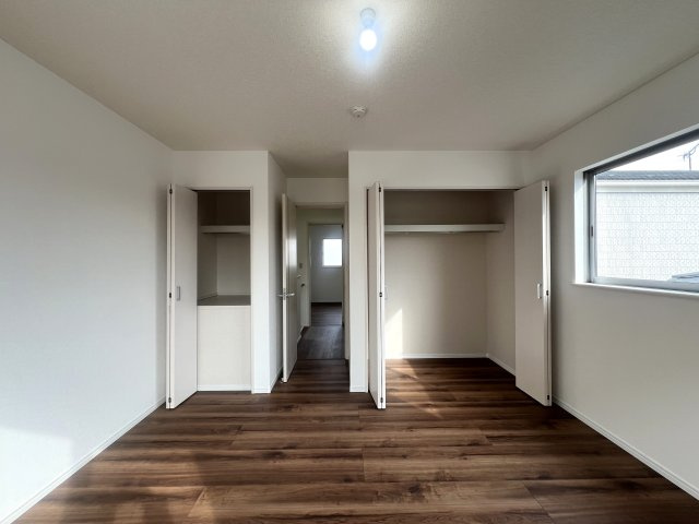 お店の集中豪雨。同じお店が近くに２店舗？？？降り出した雨は止まらない、な、【リノベ／鶴見区大東町中古戸建】の洋室|ゆったりした洋室です