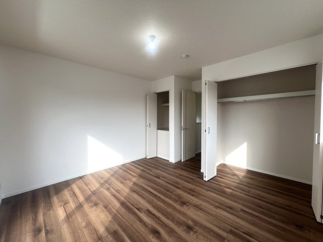 お店の集中豪雨。同じお店が近くに２店舗？？？降り出した雨は止まらない、な、【リノベ／鶴見区大東町中古戸建】の洋室|明るい洋室です