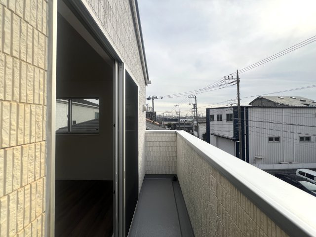 お店の集中豪雨。同じお店が近くに２店舗？？？降り出した雨は止まらない、な、【リノベ／鶴見区大東町中古戸建】のバルコニー|暖かな日差しのふりそそぐバルコニー