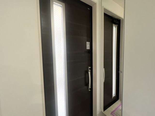 お店の集中豪雨。同じお店が近くに２店舗？？？降り出した雨は止まらない、な、【リノベ／鶴見区大東町中古戸建】の玄関|玄関です