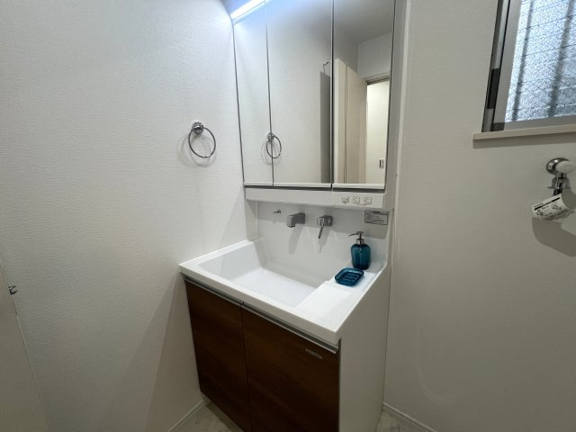 お店の集中豪雨。同じお店が近くに２店舗？？？降り出した雨は止まらない、な、【リノベ／鶴見区大東町中古戸建】の独立洗面台|独立洗面台で身支度をすべて済ませてしまいましょう