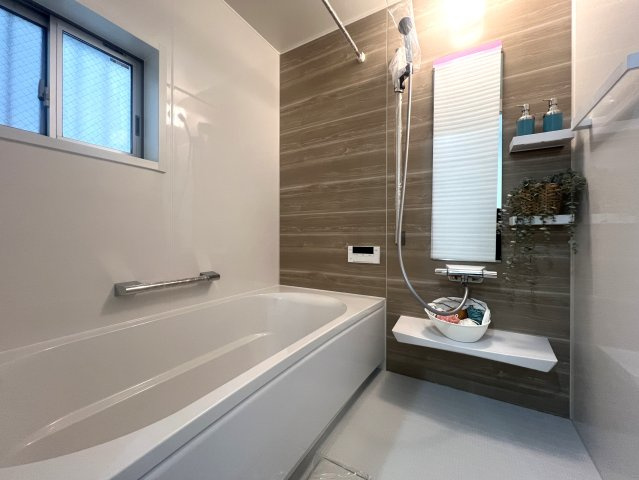 お店の集中豪雨。同じお店が近くに２店舗？？？降り出した雨は止まらない、な、【リノベ／鶴見区大東町中古戸建】の浴室|日々の暮らしに欠かせないお風呂です