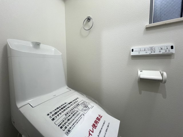 お店の集中豪雨。同じお店が近くに２店舗？？？降り出した雨は止まらない、な、【リノベ／鶴見区大東町中古戸建】のトイレ|シンプルで使いやすいトイレです