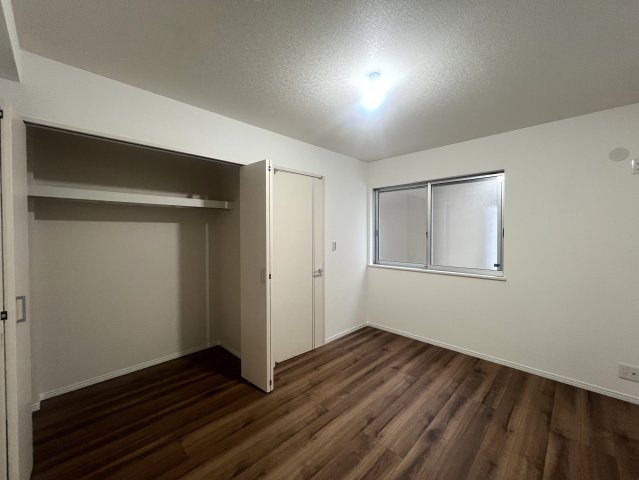 お店の集中豪雨。同じお店が近くに２店舗？？？降り出した雨は止まらない、な、【リノベ／鶴見区大東町中古戸建】の洋室|明るい洋室です