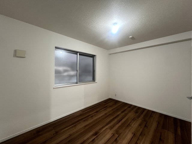 お店の集中豪雨。同じお店が近くに２店舗？？？降り出した雨は止まらない、な、【リノベ／鶴見区大東町中古戸建】の洋室|広々とした洋室です