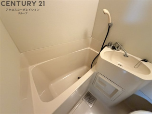 シンプルなユニットバス☆窓付きで換気も楽々！