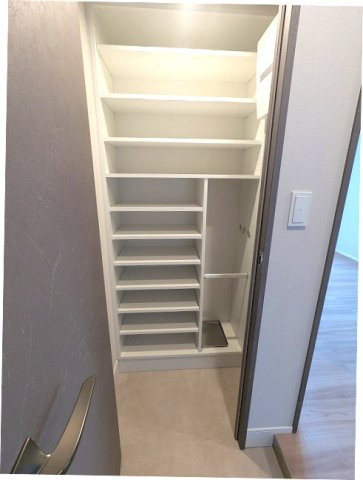 SEASON FLATS浅草六丁目の玄関|キャリーケースも置けるシューズインクローゼットです