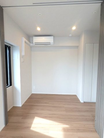 SEASON FLATS浅草六丁目の内装|南向き日当り良好、リビングと洋室にエアコン付き、洋室にはダウンライト付き