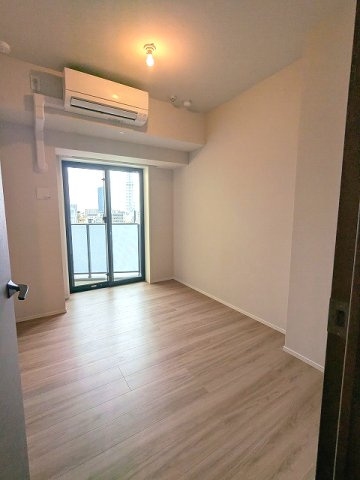 SEASON FLATS浅草六丁目の設備|洋室にエアコン付き、ダウンライト付き、角部屋出窓付