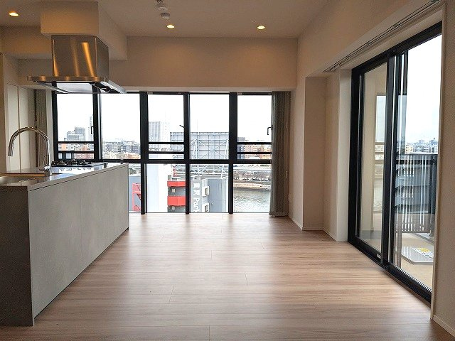 SEASON FLATS浅草六丁目の設備|南向き角部屋日当り眺望良好、カウンターアイランドキッチン、リビングからスカイツリー隅田川花火見えます、エアコン3台付、リビングにダウンライト