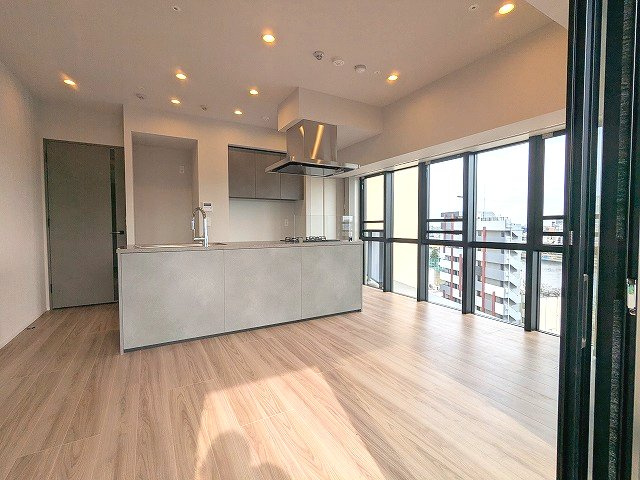 SEASON FLATS浅草六丁目の設備|南向き角部屋日当り眺望良好、カウンターアイランドキッチン、リビングからスカイツリー隅田川花火見えます、エアコン3台付、リビングにダウンライト