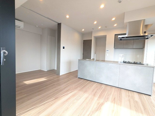 SEASON FLATS浅草六丁目の設備|南向き角部屋日当り眺望良好、カウンターアイランドキッチン、エアコン3台付、リビングにダウンライト