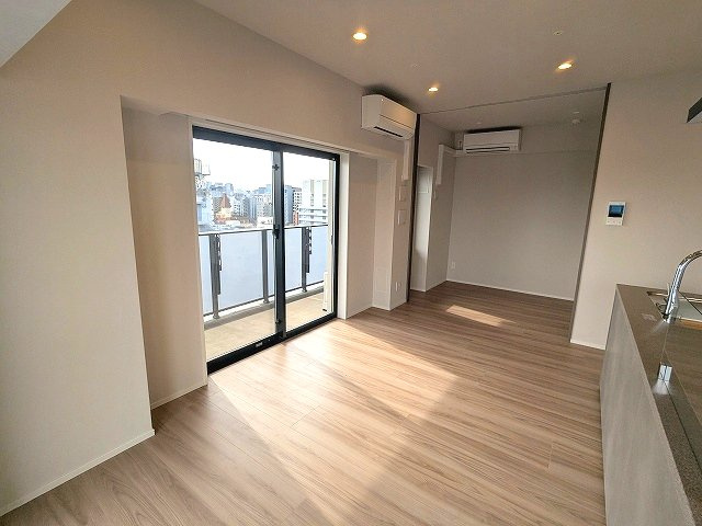 SEASON FLATS浅草六丁目の設備|南向き角部屋日当り眺望良好、エアコン3台付、リビングにダウンライト