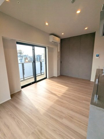 SEASON FLATS浅草六丁目の設備|南向き角部屋日当り眺望良好、エアコン3台付、リビングにダウンライト