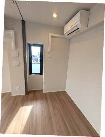 SEASON FLATS浅草六丁目の設備|リビング隣の3.4帖洋室、南向き、エアコン・ダウンライト・クローゼット付