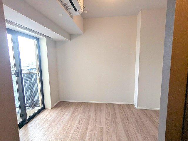 SEASON FLATS浅草六丁目の設備|リビングと独立した東向きの4.9帖洋室、バルコニー・エアコン・ウォークインクローゼット付、バルコニーからスカイツリー見えます